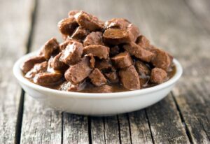 Какой должен быть состав у влажного корма для кошек?